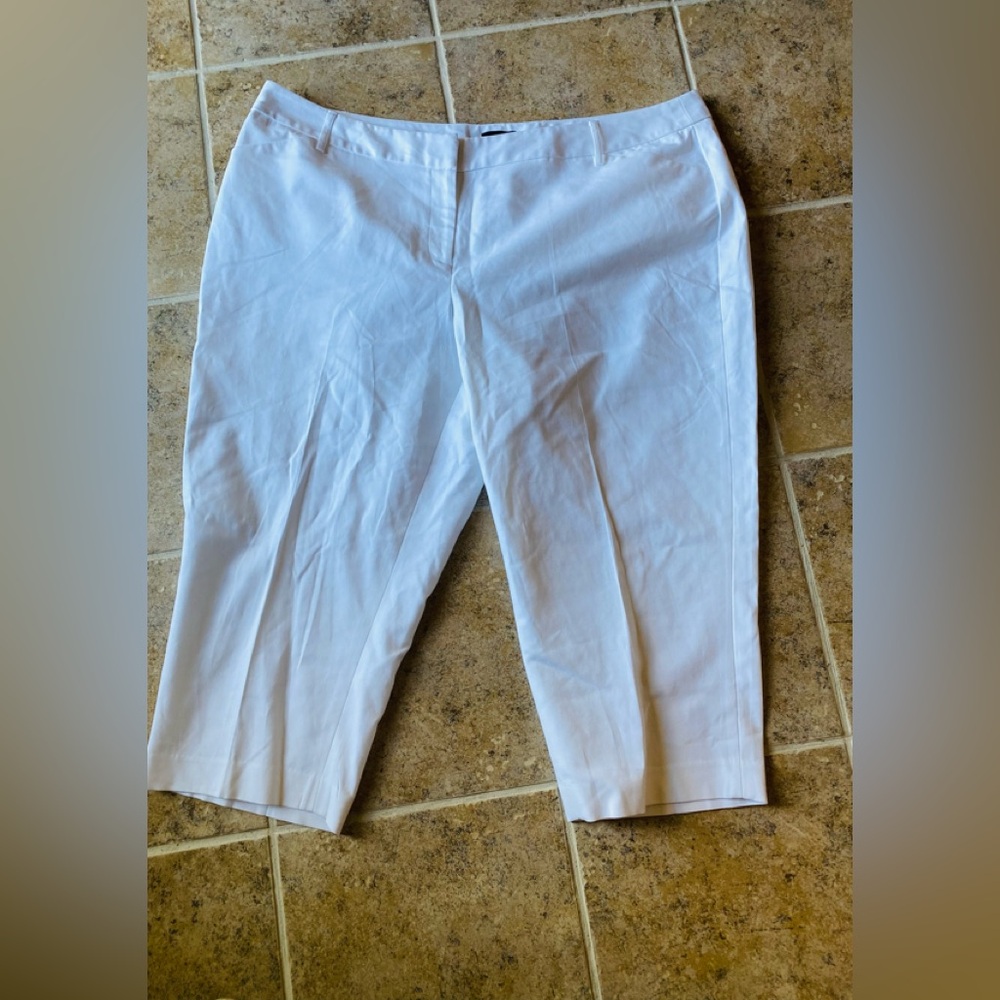 Rafaella - Woman’s (curvy) white leg Capri pants, Size: 20W